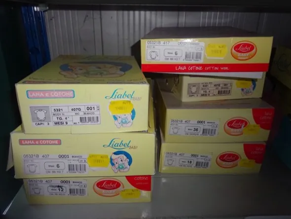 5#5425 Abbigliamento e arredi da negozio