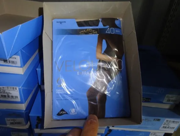 5#5425 Abbigliamento e arredi da negozio