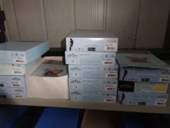 5#5425 Abbigliamento e arredi da negozio