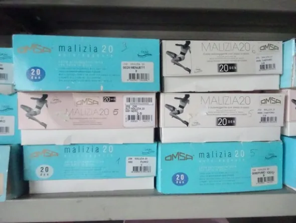 5#5425 Abbigliamento e arredi da negozio