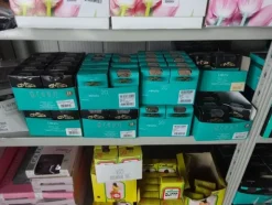 5#5425 Abbigliamento e arredi da negozio