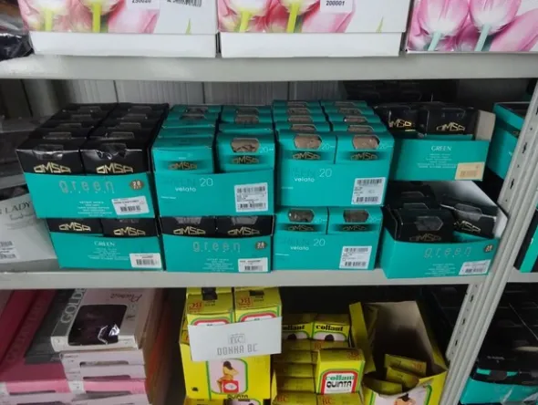 5#5425 Abbigliamento e arredi da negozio