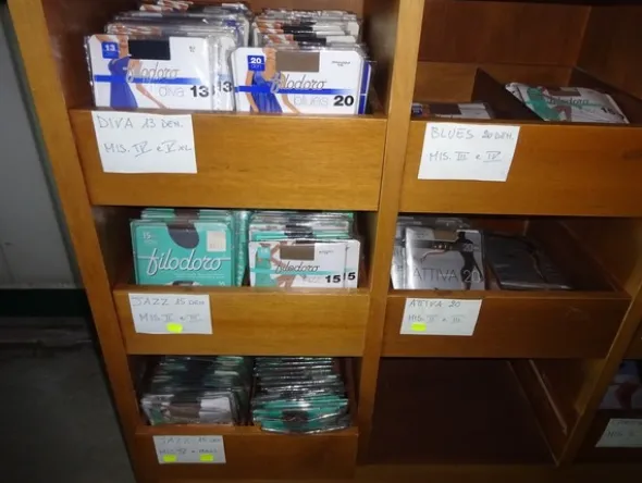 5#5425 Abbigliamento e arredi da negozio