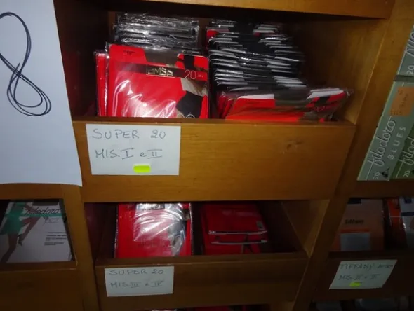 5#5425 Abbigliamento e arredi da negozio