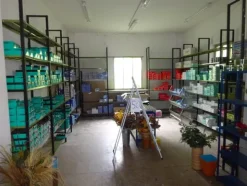 5#5425 Abbigliamento e arredi da negozio
