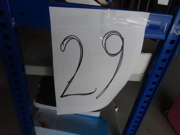 5#5425 Abbigliamento e arredi da negozio