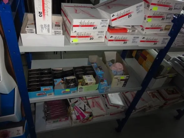 5#5425 Abbigliamento e arredi da negozio