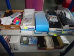 5#5425 Abbigliamento e arredi da negozio