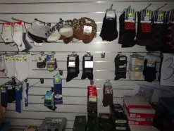 5#5425 Abbigliamento e arredi da negozio