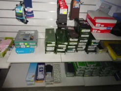 5#5425 Abbigliamento e arredi da negozio