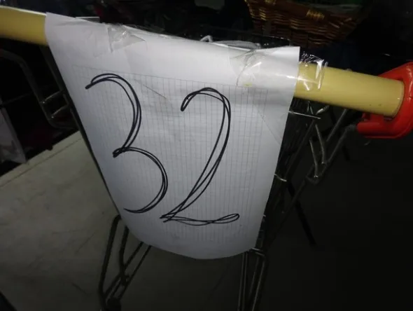 5#5425 Abbigliamento e arredi da negozio