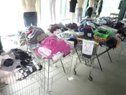 5#5425 Abbigliamento e arredi da negozio
