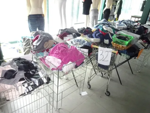 5#5425 Abbigliamento e arredi da negozio