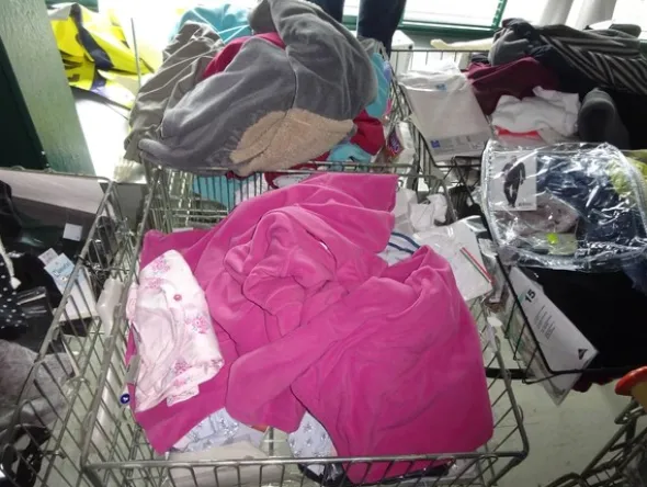 5#5425 Abbigliamento e arredi da negozio