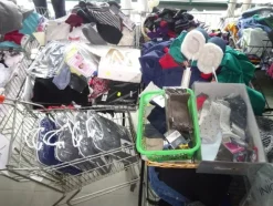 5#5425 Abbigliamento e arredi da negozio