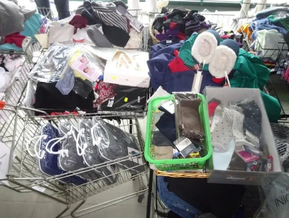 5#5425 Abbigliamento e arredi da negozio
