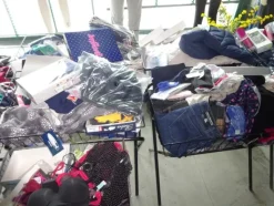 5#5425 Abbigliamento e arredi da negozio