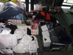5#5425 Abbigliamento e arredi da negozio