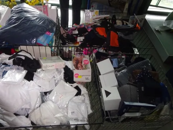 5#5425 Abbigliamento e arredi da negozio