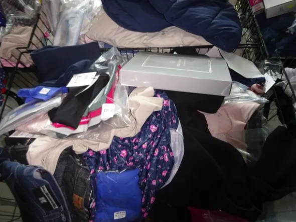 5#5425 Abbigliamento e arredi da negozio