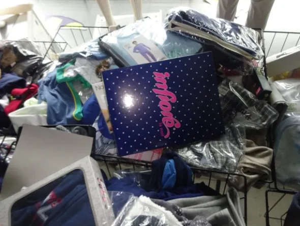 5#5425 Abbigliamento e arredi da negozio
