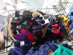 5#5425 Abbigliamento e arredi da negozio