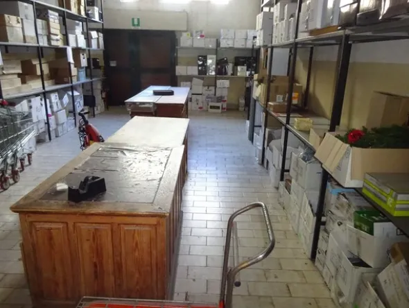 5#5425 Abbigliamento e arredi da negozio