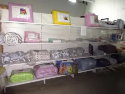 5#5425 Abbigliamento e arredi da negozio