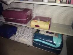 5#5425 Abbigliamento e arredi da negozio