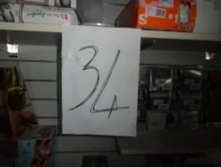 5#5425 Abbigliamento e arredi da negozio