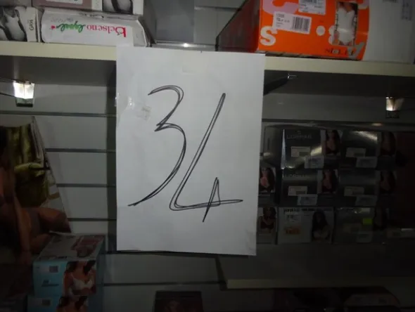 5#5425 Abbigliamento e arredi da negozio