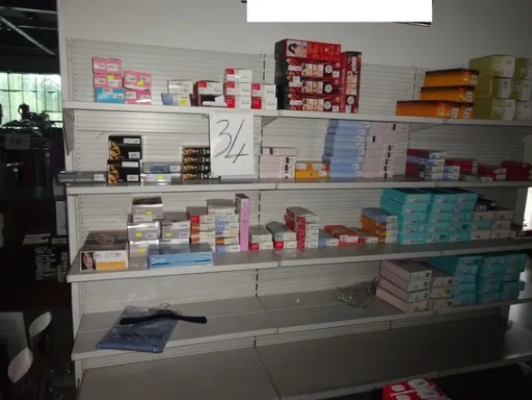 5#5425 Abbigliamento e arredi da negozio