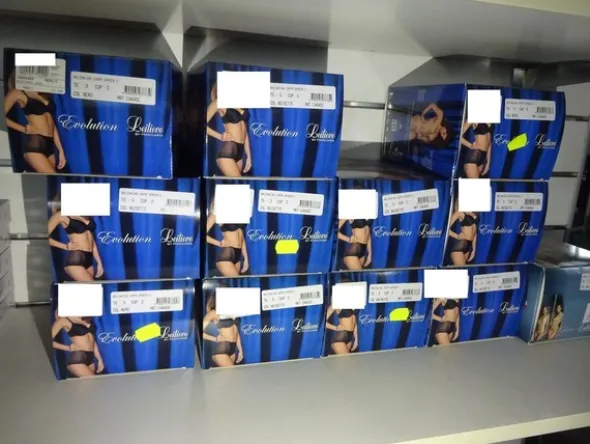 5#5425 Abbigliamento e arredi da negozio