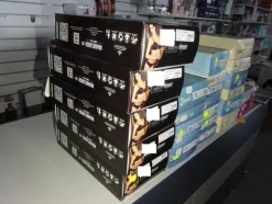 5#5425 Abbigliamento e arredi da negozio