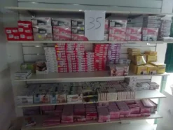 5#5425 Abbigliamento e arredi da negozio