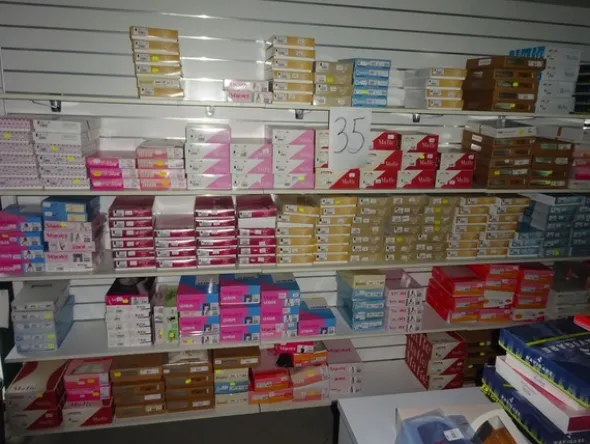 5#5425 Abbigliamento e arredi da negozio