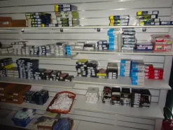 5#5425 Abbigliamento e arredi da negozio