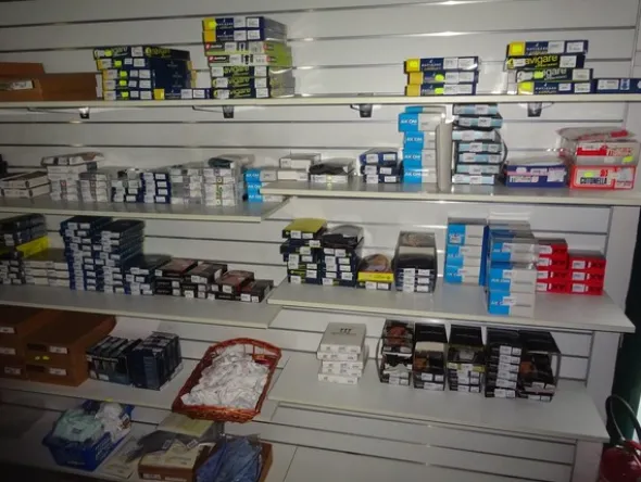 5#5425 Abbigliamento e arredi da negozio