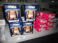 5#5425 Abbigliamento e arredi da negozio