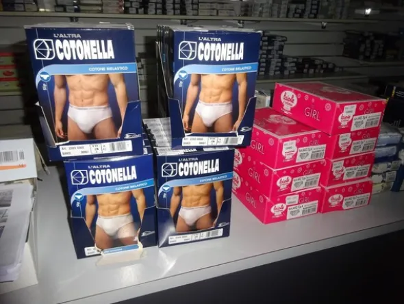5#5425 Abbigliamento e arredi da negozio