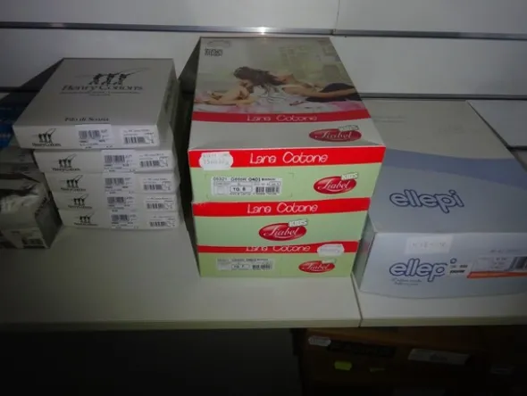 5#5425 Abbigliamento e arredi da negozio