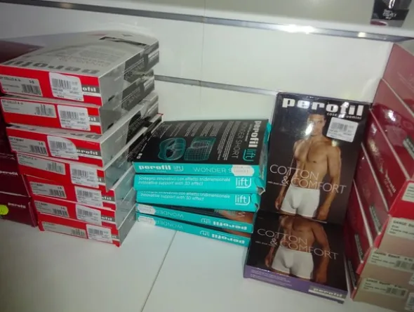 5#5425 Abbigliamento e arredi da negozio