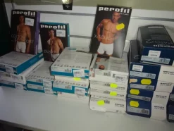 5#5425 Abbigliamento e arredi da negozio