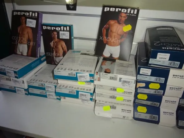 5#5425 Abbigliamento e arredi da negozio