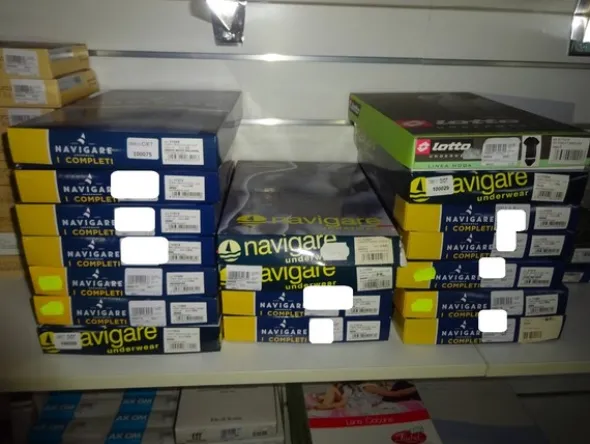 5#5425 Abbigliamento e arredi da negozio