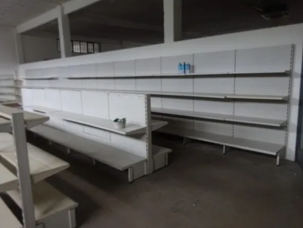 5#5425 Abbigliamento e arredi da negozio