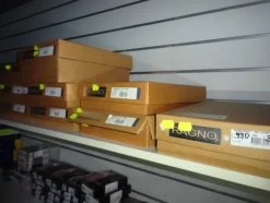5#5425 Abbigliamento e arredi da negozio