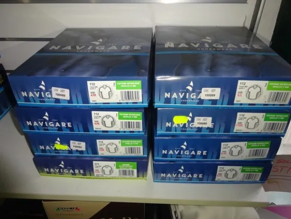 5#5425 Abbigliamento e arredi da negozio