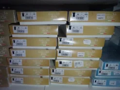 5#5425 Abbigliamento e arredi da negozio