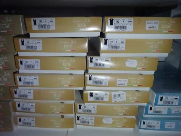 5#5425 Abbigliamento e arredi da negozio